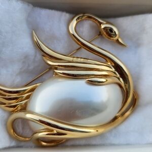 Lady Remington Swan Brooch